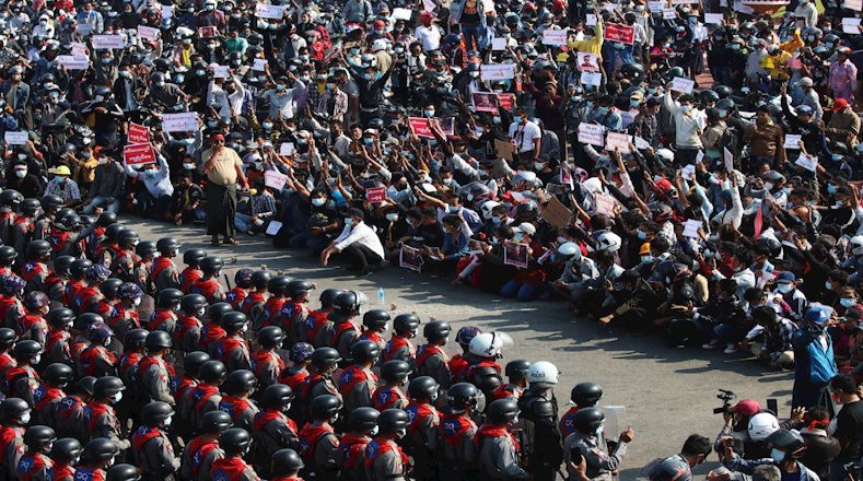Con el argumento de un fraude en los comicios parlamentarios de noviembre pasado, la junta militar encabezada por el jefe de las fuerzas armadas, Min Aung Hlaing, se mantiene en el poder, y en este sentido los miembros del ejercito nacional han controlado las manifestaciones opositoras.