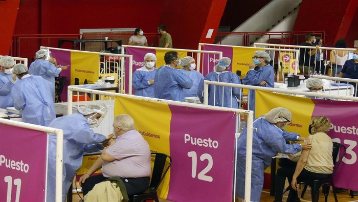 La vacunación contra la Covid-19 comenzó en Argentina a finales de 2020, pero las autoridades continúan haciendo hincapié en la prevención y el autocuidado.