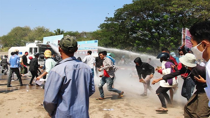 En Naipyidó y otras ciudades se trató de dispersar a los manifestantes que concurren a las masivas protestas contra la junta militar.