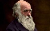 Charles Darwin definió la evolución biológica como la capacidad que tienen las poblaciones y las especies de organismos de cambiar con el tiempo. 