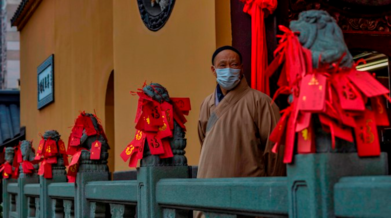 Las oraciones y peticiones chinas escritas en listones rojos, son colgadas en distintos lugares de los templos, por ejemplo sobre sus estatuillas. 