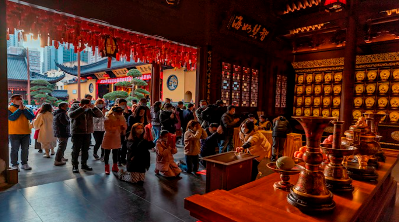 Asimismo, gran cantidad de chinos acuden a rezar en esta fecha al Templo del Buda de Jade en Shanghai.