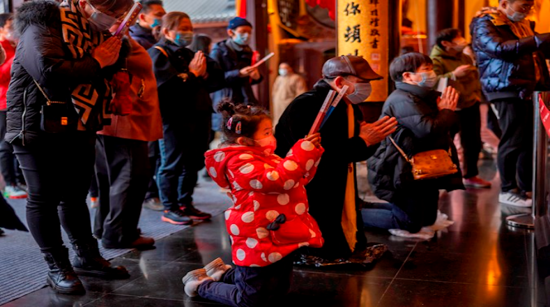 Grandes y pequeños asisten a los lugares sagrados para honrar en el comienzo del Año Nuevo Lunar chino, a sus antepasados, con oraciones y varitas de incienso encendidas.