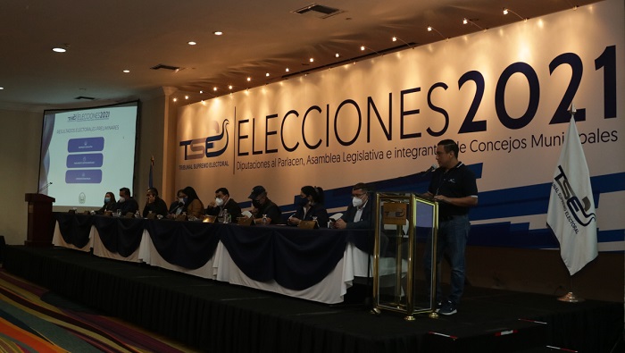 Durante la conferencia de prensa se cuestionó la efectividad del sistema de procesamiento y trasmisión de datos electorales.
