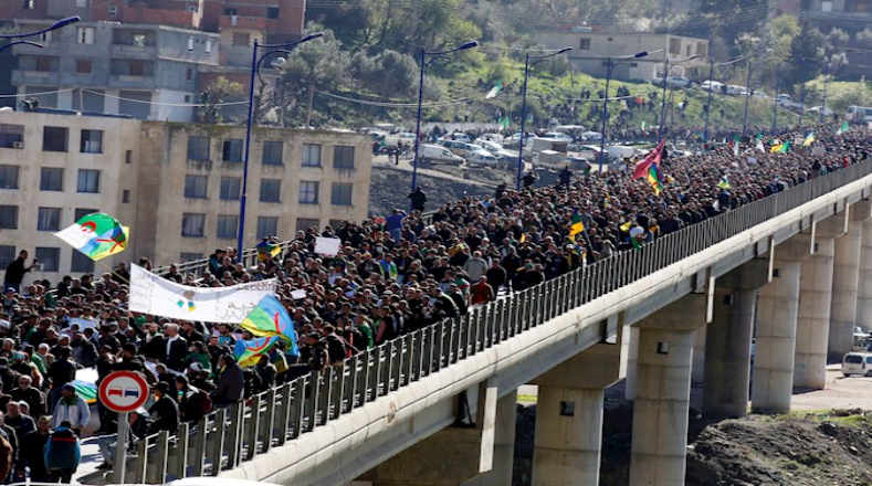 Cientos de argelinos se concentran en las calles de Kherratao, al este de Argel, Argelia, por razones de interés nacional.