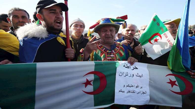Estas protestas masivas estallaron en el año 2019, luego de que el entonces presidente de Argelia, Abdelaziz Bouteflika, diera a conocer que buscaría un quinto mandato.