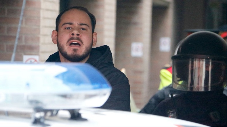 La detención del rapero Pablo Hasel ocurrió en la Universidad de Lleida, donde se acuarteló para resistir la encarcelación. "¡No nos van a parar nunca, no nos van a doblegar! ¡Venceremos!", gritó el artista, mientras la policía lo escoltaba.