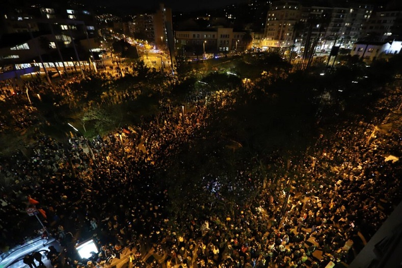 Miles de personas en diversas ciudades catalanas han protestado por el arresto del rapero, quien catalogó en sus tuits a las fuerzas policiales como "mercenarios" y les acusó de torturar y asesinar a manifestantes e inmigrantes. 