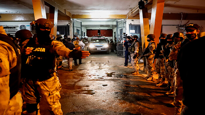 Ambulancias trasladan los cuerpos de los seis presos a la morgue judicial de la capital paraguaya.