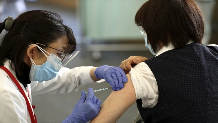 De los trabajadores sanitarios vacunados este miércoles, la mitad participará en un estudio para precisar las reacciones secundarias que puede causar la vacuna.