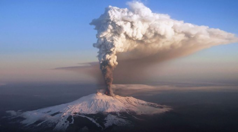 Admire la gran erupción del volcán Etna, el más alto de Europa