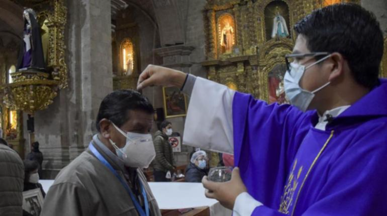 En La Paz, (Bolivia) como en diferentes ciudades latinoamericanas, a los creyentes les fue permitido asistir a los templos religiosos el Miércoles de Ceniza, cumpliendo con el uso de mascarillas sanitarias y otros controles para evitar la propagación del coronavirus.