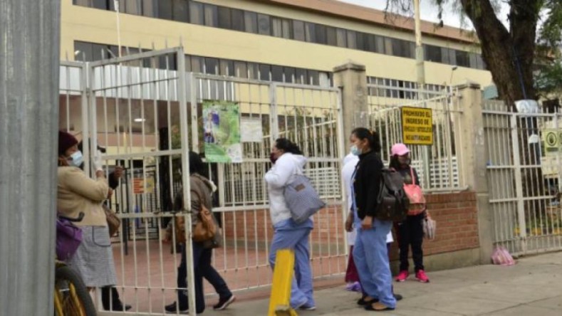 No obstante lo decretado, varios hospitales bolivianos han continuado su funcionamiento con normalidad, en condiciones de la pandemia de Covid-19.
