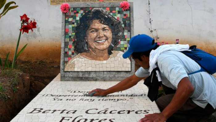 Se cumplen cinco años del asesinato de Berta Cáceres, luchadora social y defensora de pueblos indígenas en Honduras. ¿Consideras que se haga justicia en el caso cuando falta saber quiénes son los autores intelectuales del crimen?.