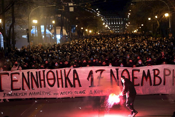 Las manifestaciones, las cuales alcanzan su quinto día consecutivo han reunido cada jornada más de 5.000 personas en la plaza Sintagma de Atenas.