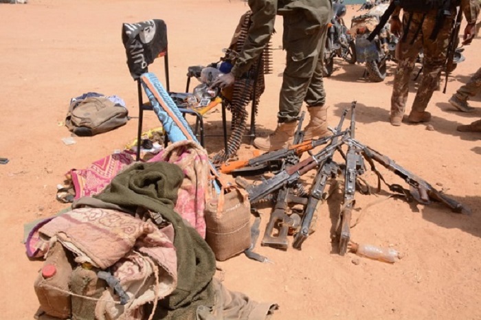 Tras el ataque, las tropas del Ejército recuperaron armamentos y vehículos utilizados por los asaltantes enemigos.