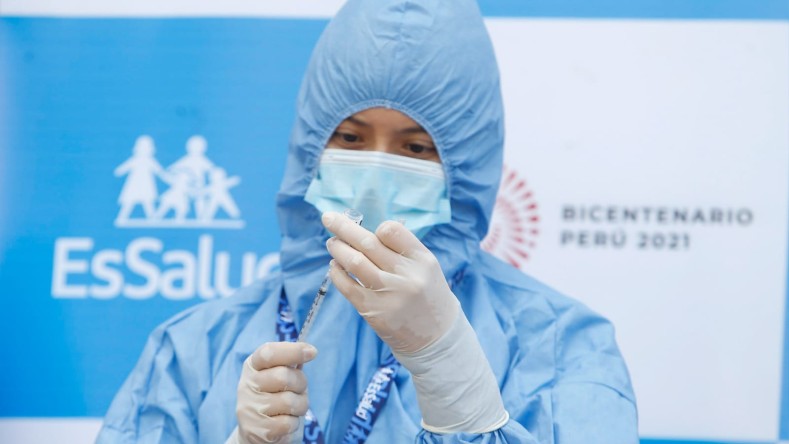 Perú incluyó a las personas mayores de 85 años en la campaña de vacunación, luego del escándalo de vacunación irregular de varios altos cargos.