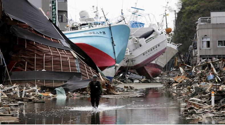 Una imagen muestra a barcos pesqueros arrastrados a la orilla por el tsunami y el distrito de Shishiori devastado por el fuego de la ciudad portuaria pesquera de Kesennuma, Prefectura japonesa de Miyagi, el 28 de abril de 2011.