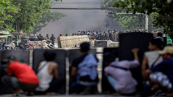 Manifestantes son victimas de la represión por parte efectivos militares en la ciudad de Rangún, Myanmar.