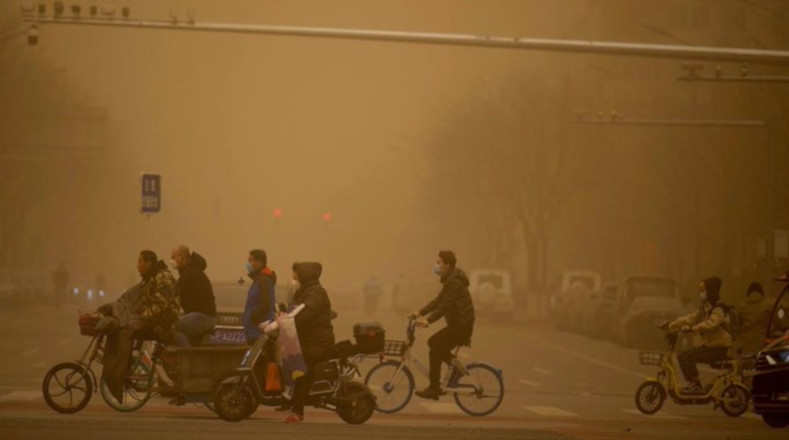 Los rascacielos del centro de Beijing parecían haber desaparecido de la vista entre el polvo y la arena.