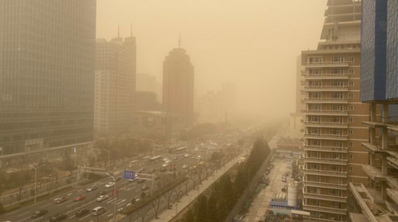 El Centro Meteorológico Nacional anunció quela arena y el polvo flotante cubran partes de Hebei, Beijing, Shandong, Anhui, Jiangsu y Hubei, junto a las autoridades autónomas de Mongolia Interior y Sinkiang Uigur.