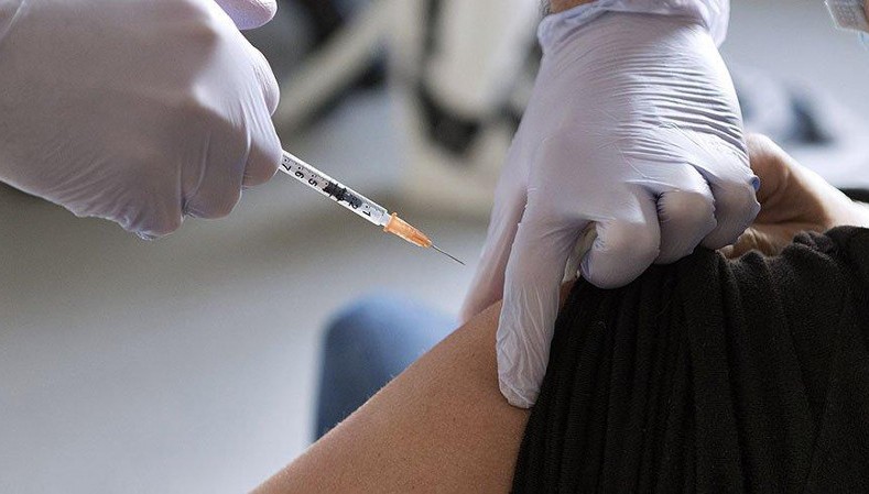 La propuesta de vacuna de la Universidad de Helsinki sustituiría el pinchanzo intramuscular por una aerosol nasal.