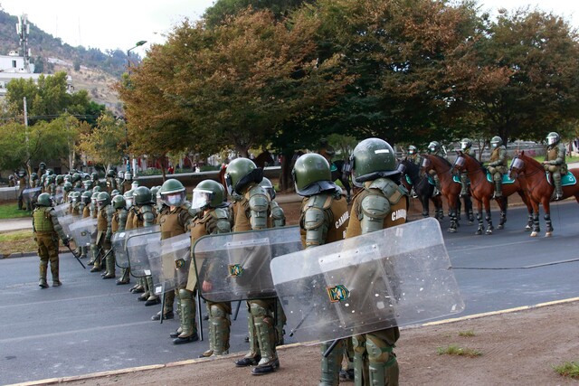 Repitiendo la estrategia de copamiento, los oficiales de Carabineros atacaron a los manifestantes pacíficos.