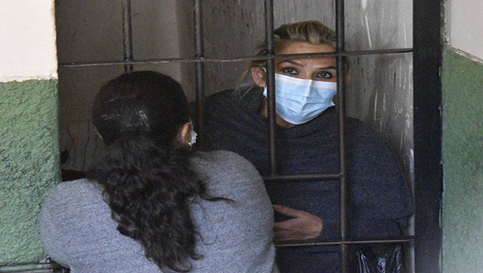 Tanto coímbra como Guzmán permanecen recluidos en la cárcel de San Pedro de La Paz, mientras que la exdictadora Áñez permanece en la cárcel de Miraflores, también situada en La Paz.