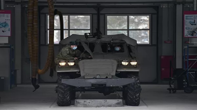 Los ejemplares coches militares están llenos de historia, aunque el trasporte blindado del personal BTR-152 apareció después de la Gran Guerra Patria. 