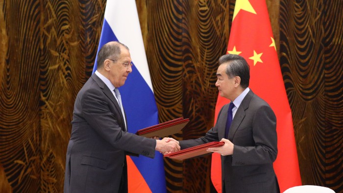Los cancilleres de China y Rusia prolongaron el acuerdo de cooperación, tras la visita oficial de dos días del diplomático del Kremlin a China