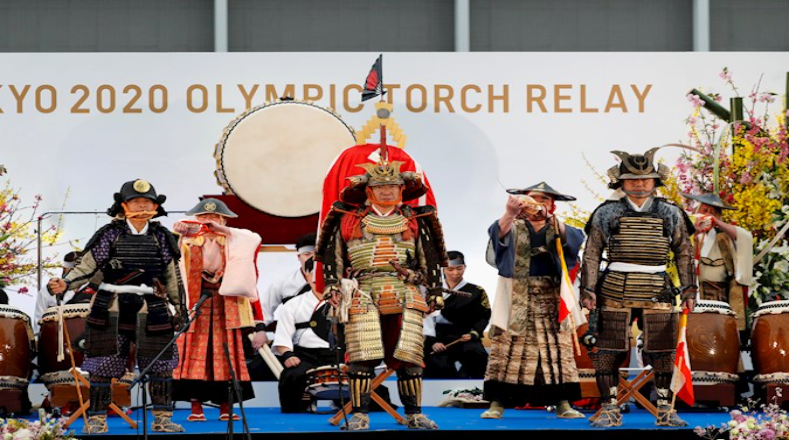 Asimismo, los miembros de la Asociación Ecuestre de Shinehago realizaron un acto en la apertura de relevo de la antorcha olímpica, celebrada en el Centro Nacional de Entrenamiento J-Village en Naraha, prefectura de Fukushima, Japón..