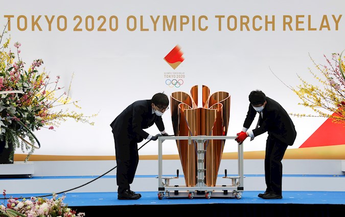 El caldero olímpico de Tokio 2020 fue preparado por el personal técnico para su posterior encendido. 