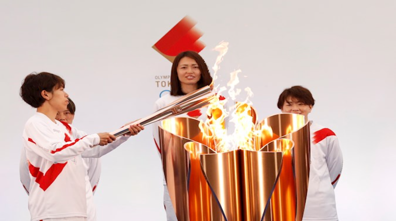 Una miembro de  Nadeshiko Japan, la selección nacional femenina de fútbol de Japón, encendió su antorcha en la llama principal, para la gran salida del relevo olímpico de Tokio 2020.