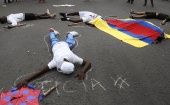En la imagen, vecinos de un barrio colombiano realizan un simulacro de una masacre.