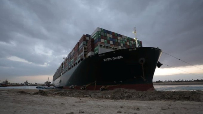 El buque Ever Given de bandera panameña cubría la ruta China - Países Bajos.
