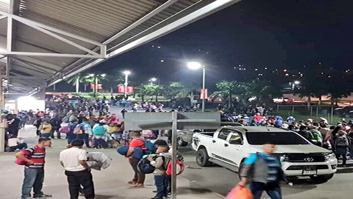 Cientos de ciudadanos se han reunido en la principal terminal de autobuses de San Pedro Sula, para dar inicio a la nueva movilización.