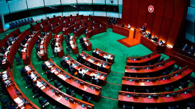 Con la reforma electoral, el parlamento hongkonés pasará de tener 70 escaños a tener unos 90 curules.