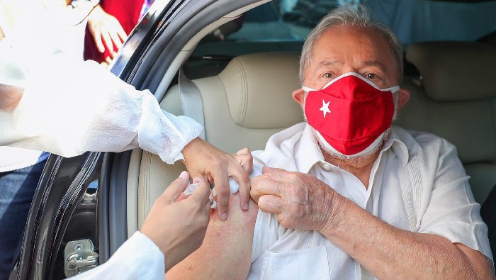 Tras ser vacunado, Lula pidió al presidente Bolsonaro que escuchara a la ciencia para enfrentar la pandemia