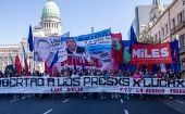 Antes de llegar a la Corte Suprema de Justicia de Argentina, los manifestantes de las distintas organizaciones realizaron un corte total sobre la avenida 9 de Julio