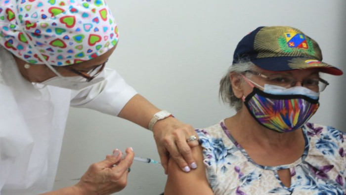 La campaña de vacunación de adultos mayores inició en siete puntos de Caracas.