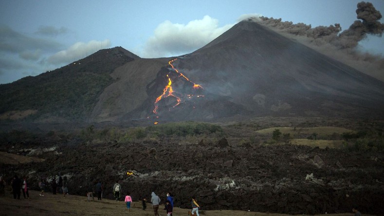 La espectacular erupción volcánica de La Soufriere, la primera desde 1979, ha obligado a la evaluación de 45.000 personas, de una población de 110.000.