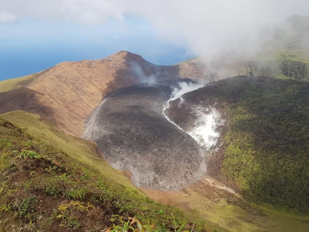 Las erupciones de los últimos días fueron precedidas por la acumulación de material piroplástico en la cima del volcán sanvicentino.