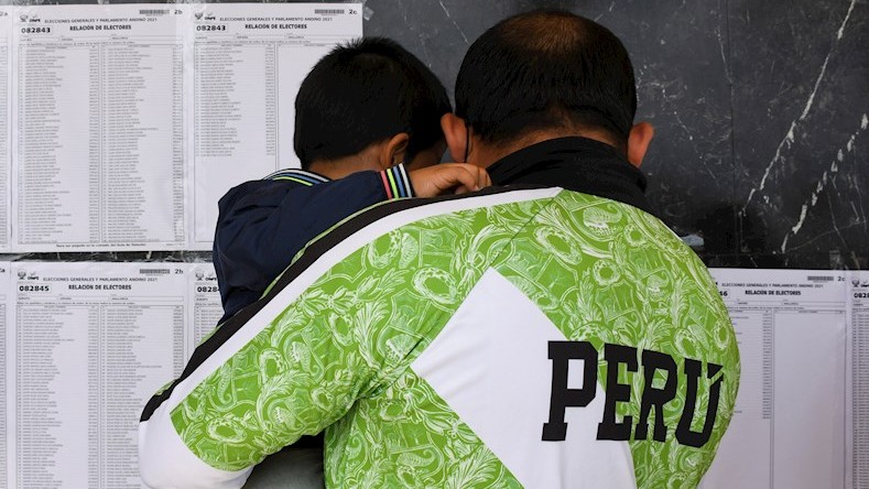 En Perú, tras un período legislativo agitado por la salida de cuatro presidentes, los peruanos están llamados a las urnas este domingo y depositarán un voto clave para la ansiada estabilidad política.