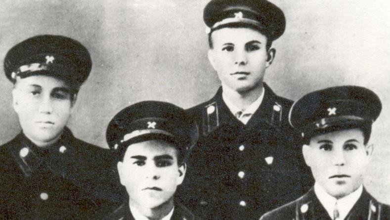 Yuri Gagarín nace de una familia campesina en Klushino Gzhatsk, en Rusia, el 9 de marzo de 1934. Sus primeros años de estudio fueron interrumpidos por la Segunda Guerra Mundial. Años más tarde iniciaría sus vínculos con las tecnologías aeronáuticas.