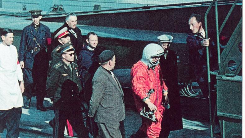 Su primer vuelo espacial fue realizado el 12 de abril de 1961 como piloto de la nave espacial Vostok. El vuelo contó con una duración de 1 hora 48 minutos. El vehículo de descenso y el cosmonauta aterrizaron cerca del pueblo de Smelovka, distrito de Ternovsky, región de Saratov. 