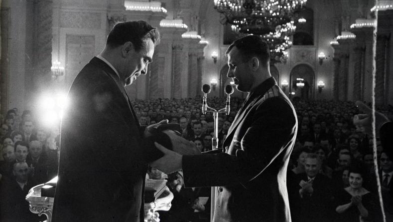 Yuri Gagarín fue reconocido por su hazaña que, combinada con el conocimiento y desempeño, lo llevó a recibir la Orden de Lenin y la medalla de la estrella de oro de la mano del presidente del Presiddium del Soviet Supremo de la URSS, Li Brezhnev, en el Gran Palacio del Kremlin en Moscú el 14 de abril de 1961.
