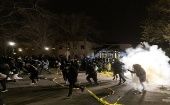 Policía de Minneapolis reprime protestas contra el abuso policial.
