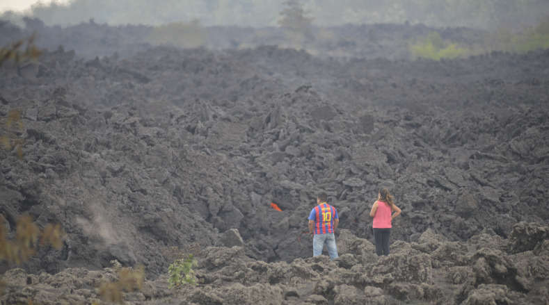 Personas observan el flujo de lava del volcán de Pacaya, en la aldea El Patrocinio, en el municipio de San Vicente Pacaya, en el departamento de Escuintla, Guatemala