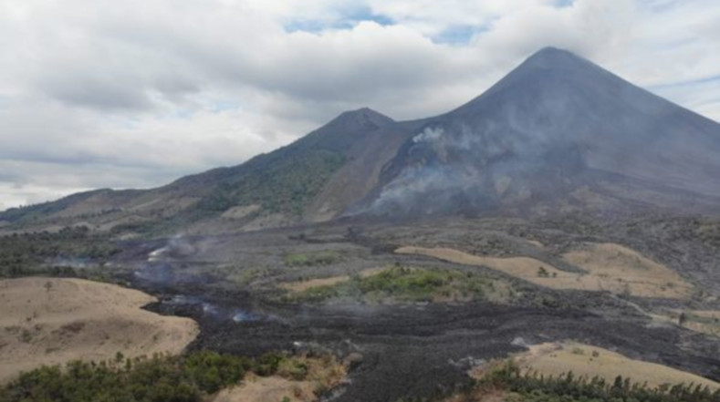 Vista panorámica del volcán de Pacaya en un momento de aparente inactividad.