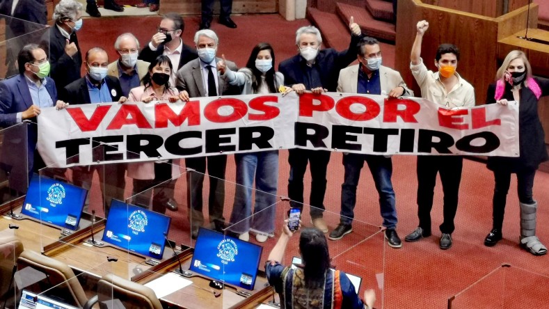 El tercer retiro del fondo de pensiones ha estado en el medio de las tensiones entre el Gobierno de Piñera y las bancadas de oposición.